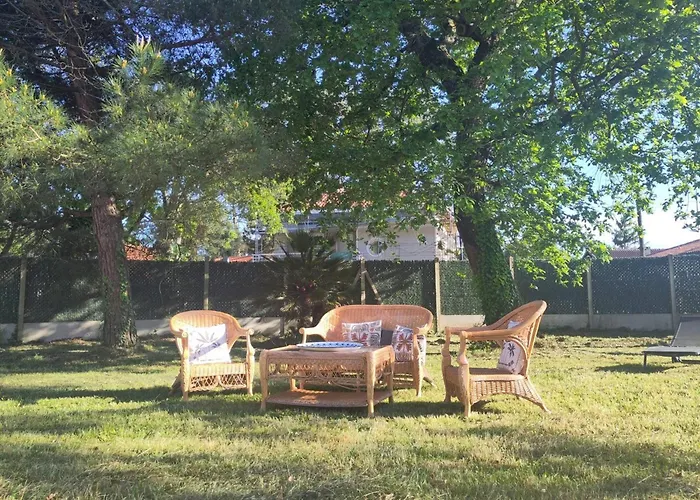 Spacieuse Maison Familiale 11 Pers. Avec Jardin Pres Du Port De - Fr-1-239-1001